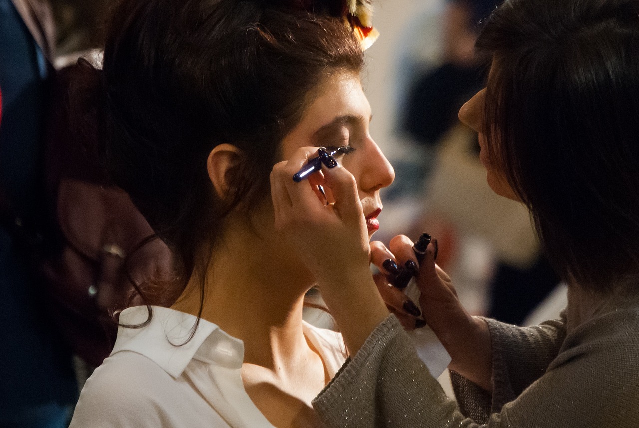 官路女香,权力与情感的最新交织章节