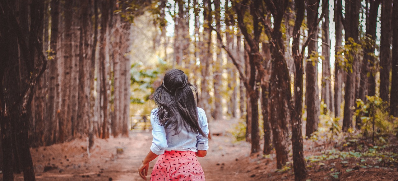 生与死的瞬间,女囚犯执行死刑现场审视的照片