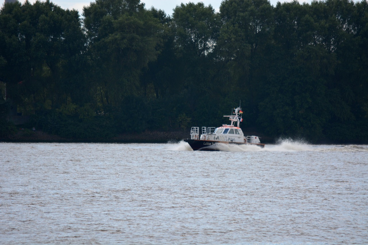 水上速度与激情的较量,比赛游艇的挑战之旅