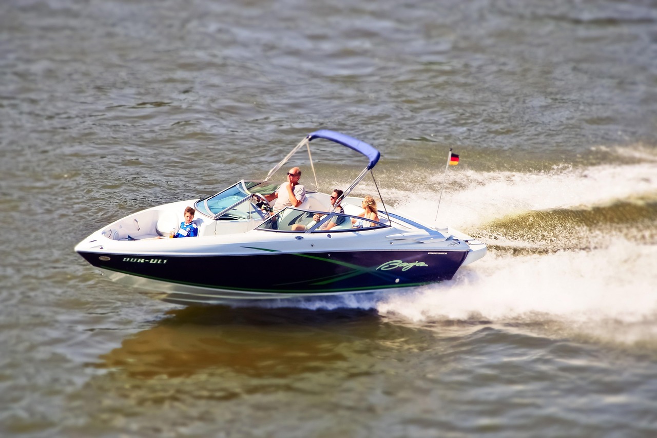 水上速度与激情的较量,比赛游艇的挑战之旅