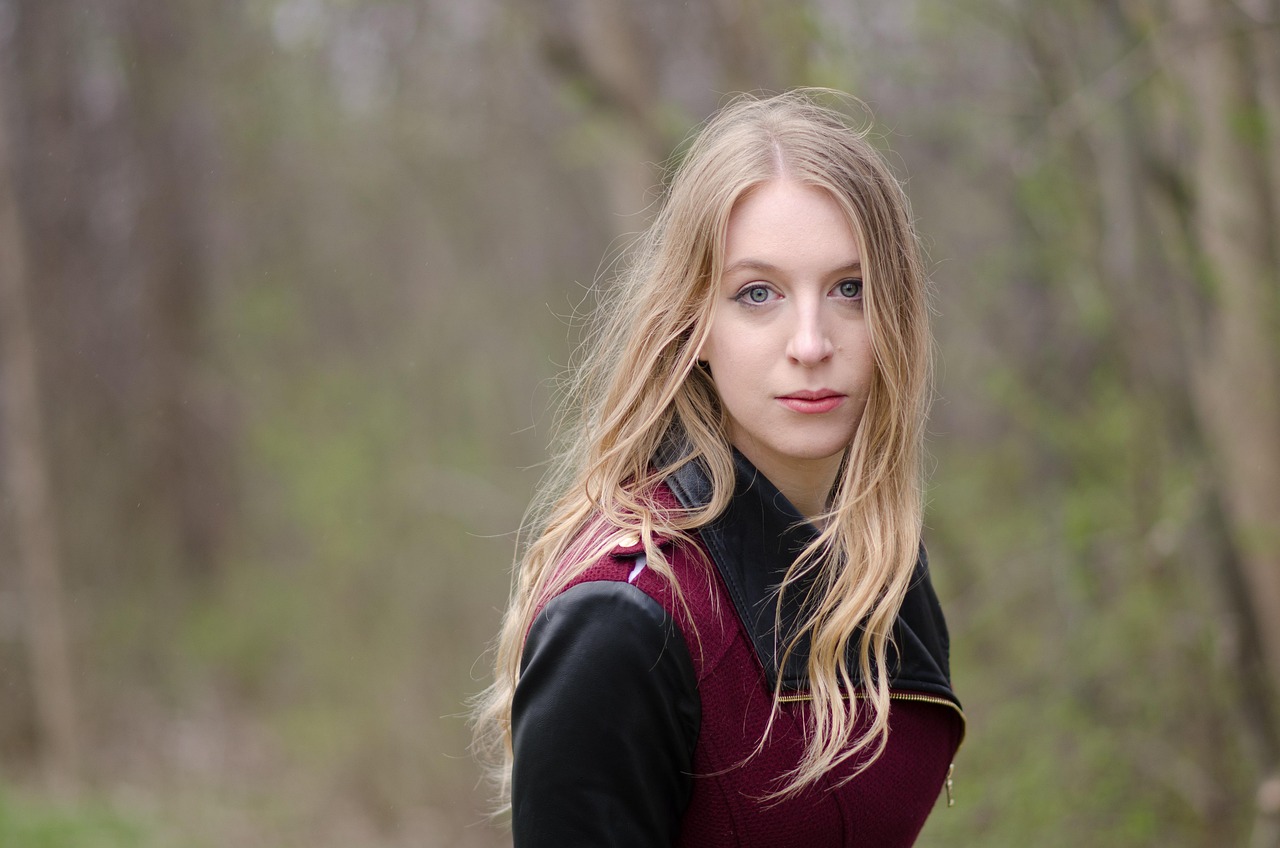 时尚潮流下的明星胸露,审美争议与文化反思