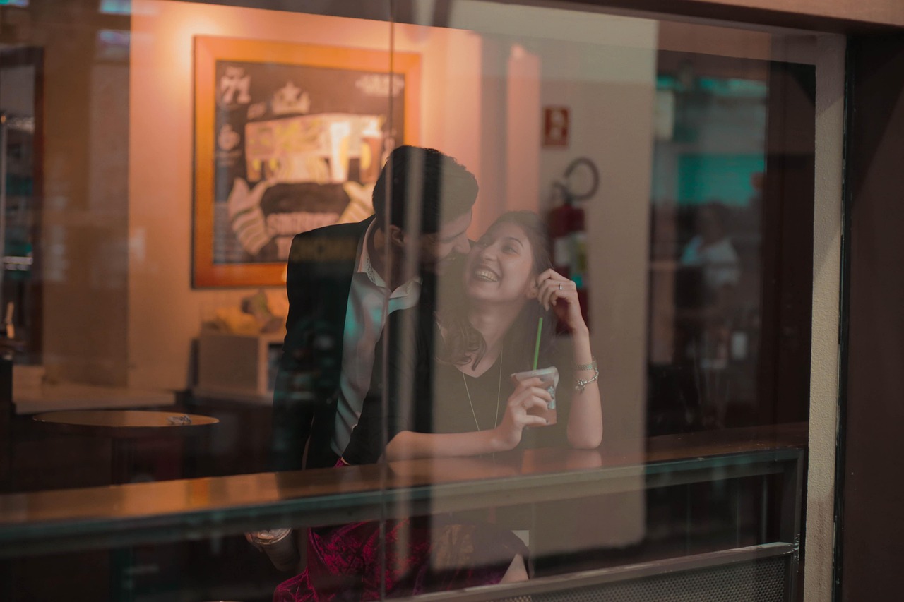 别让爱你的人等太久演员表及深度解读揭秘