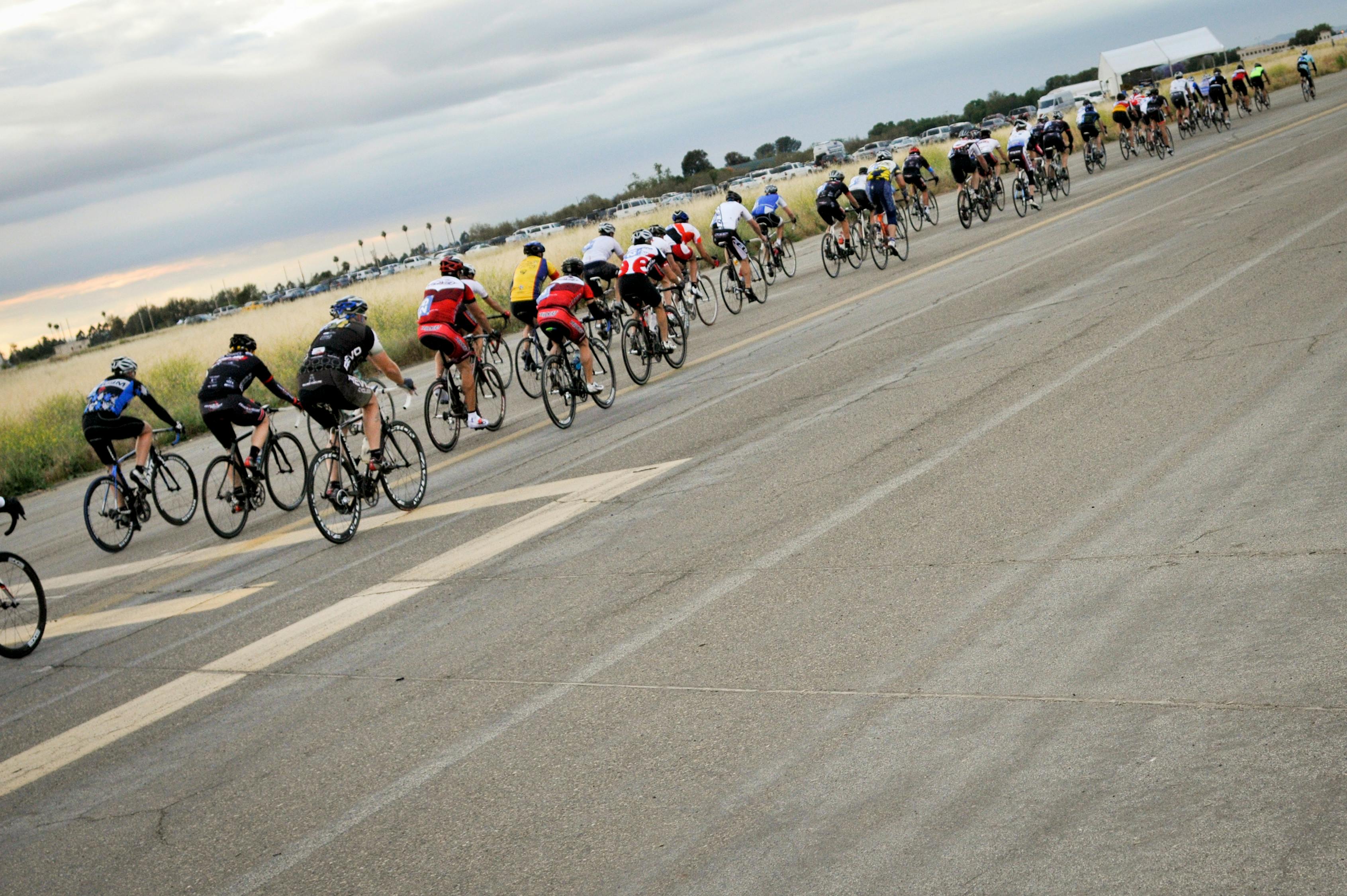 激烈的自行车比赛,赛场上的速度与激情