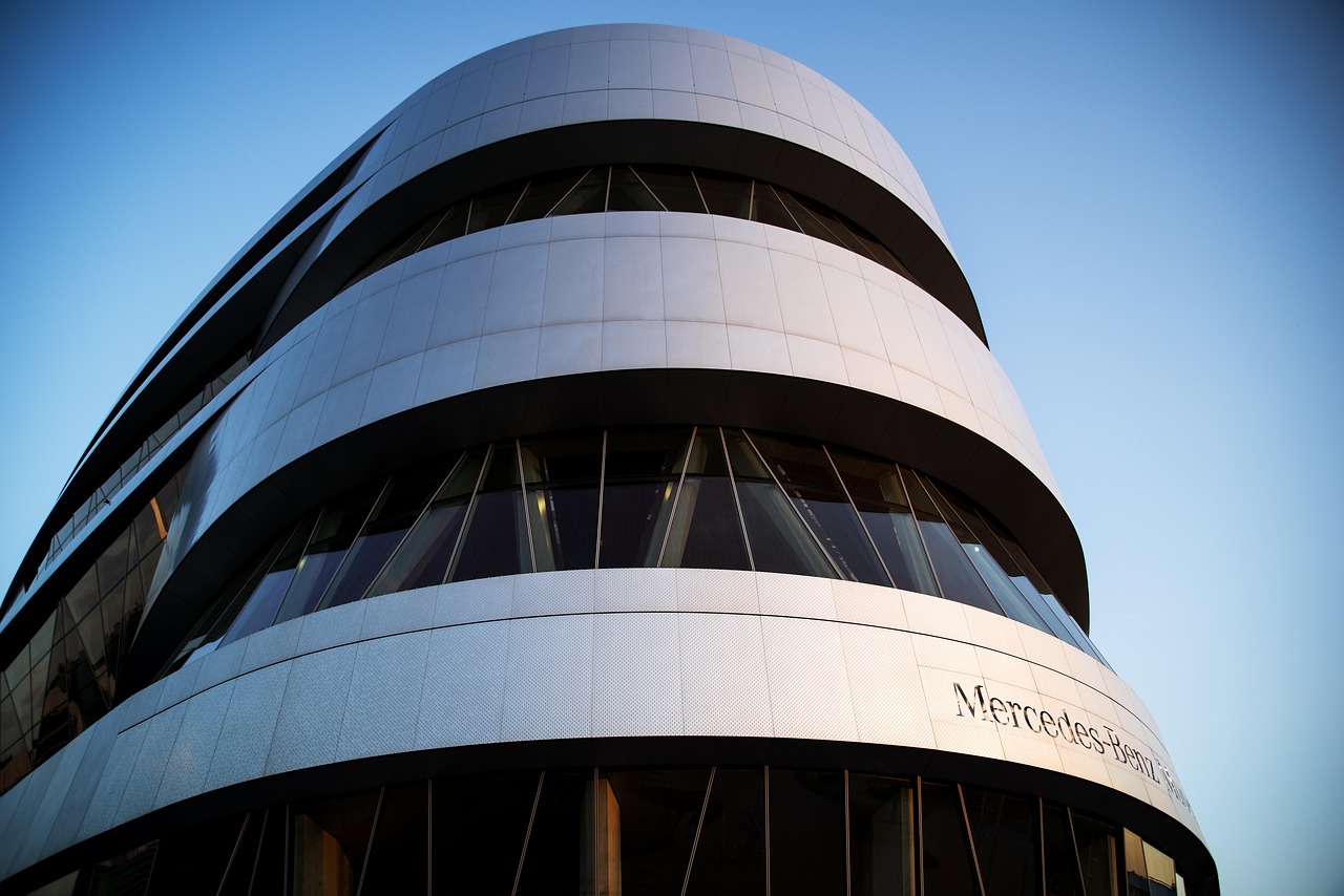 最新日产车标设计演变与品牌内涵的展现,设计趋势和品牌故事回顾