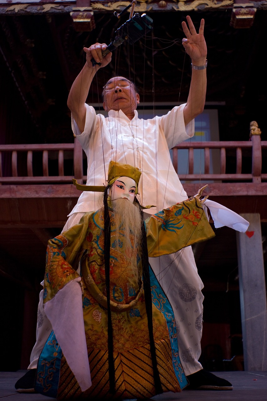 舞台上的共生与交融,苖圃与演员之间的艺术对话