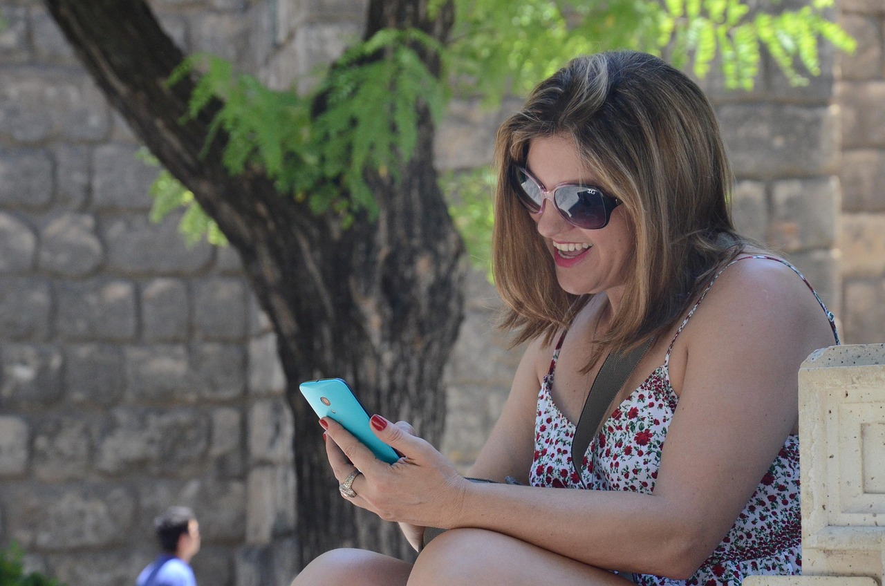 精选时尚与美景完美结合的最新手机壁纸推荐