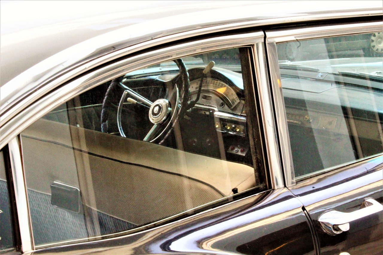 合众汽车成功上市，开启新征程，驶向未来发展之路。