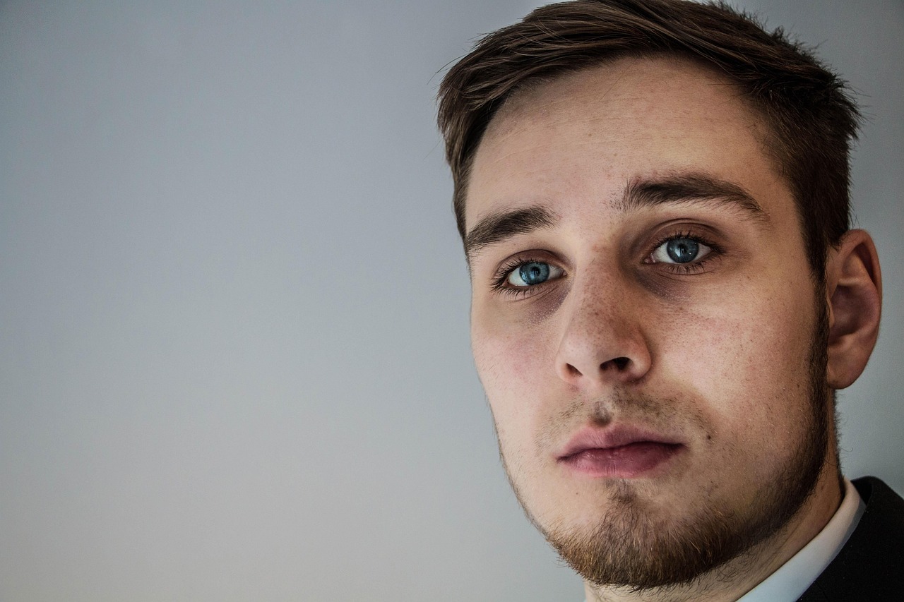 黑白动漫男生的风格、魅力与影响探讨