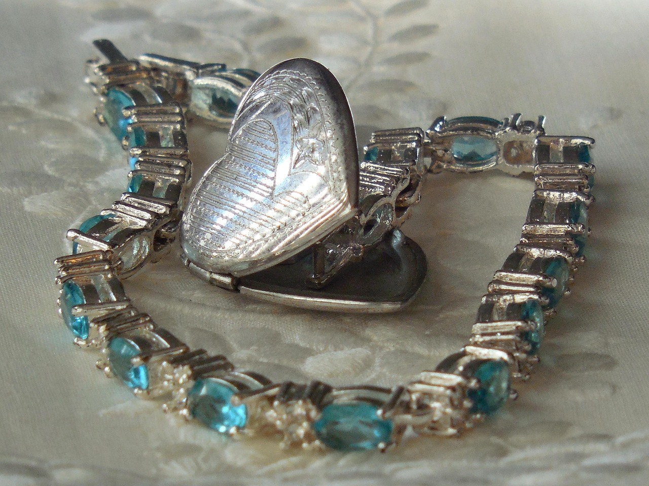 新款吊灯铜材质——优雅与实用的完美融合