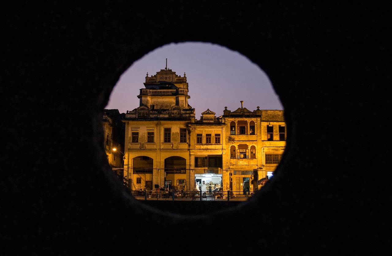 光影交织下的独特魅力，夜午电影赏析
