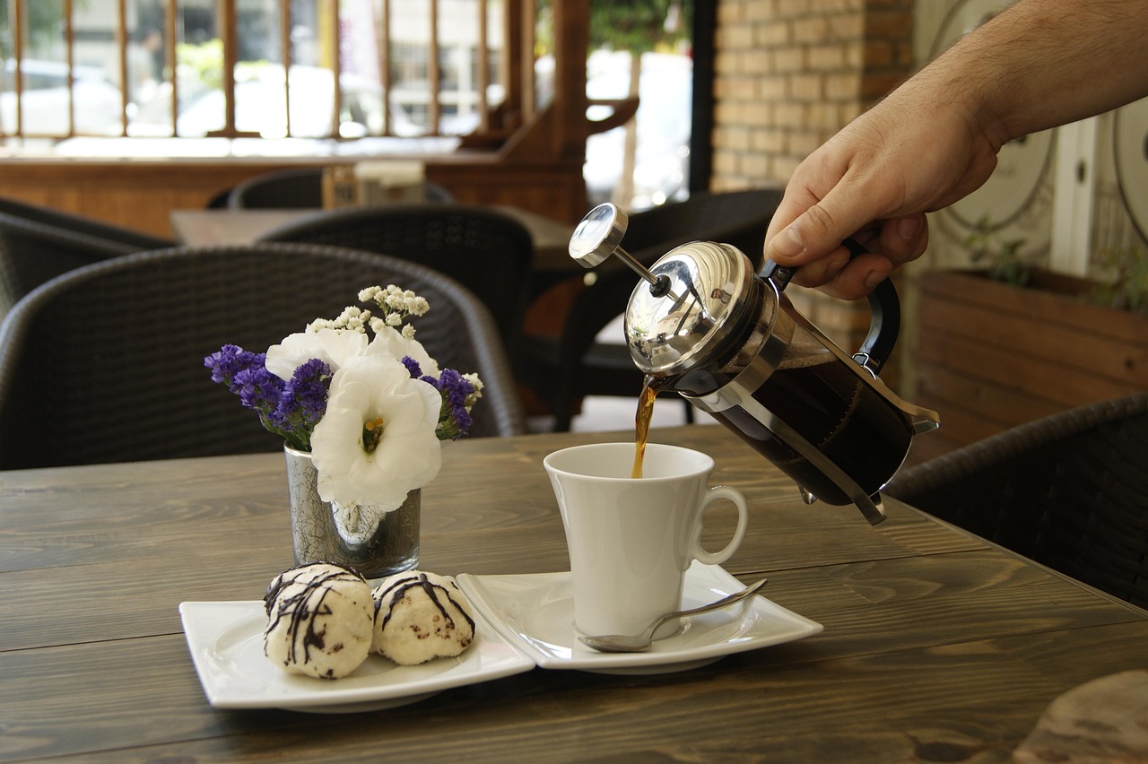 六弄咖啡馆,演员阵容与咖啡文化的温馨感人之旅