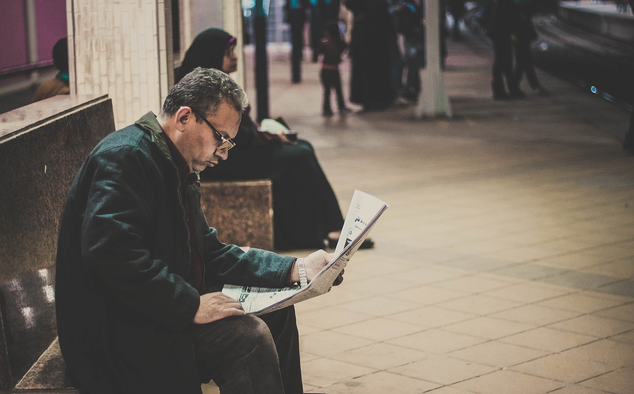 王俊凯街头写真,时尚潮流与青春活力的完美融合亮相街头风采