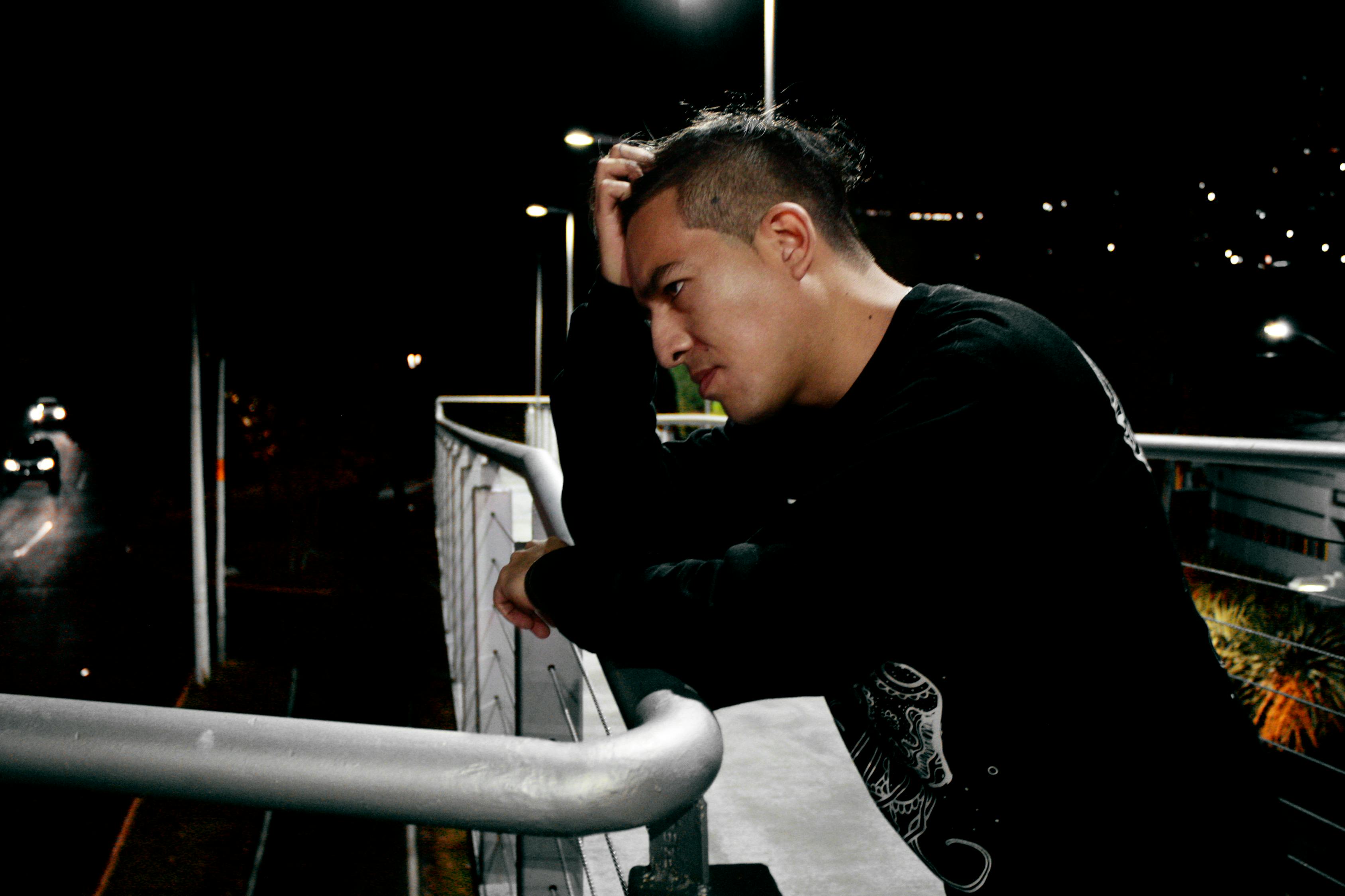 王俊凯街头写真,时尚潮流与青春活力的完美融合亮相街头风采