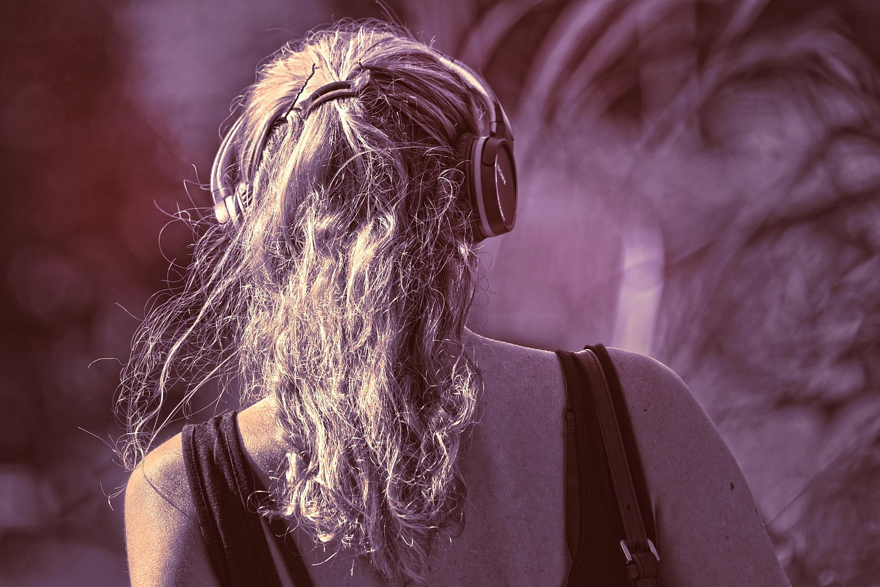 光影之下,秋霞电影中鲁丝的女性力量