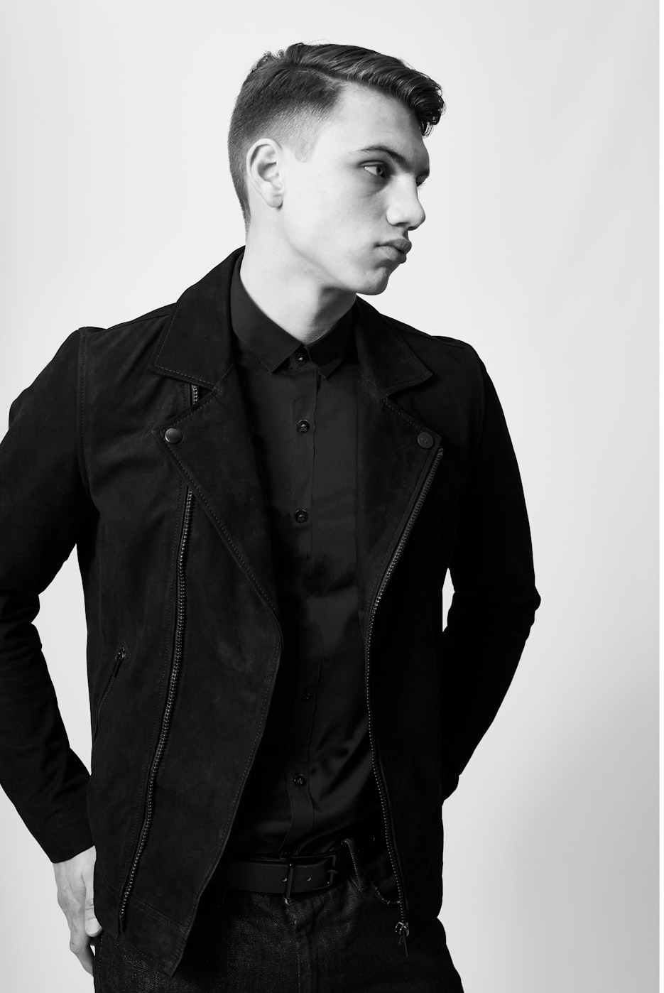 邓超重塑形象,多元魅力新造型亮相!