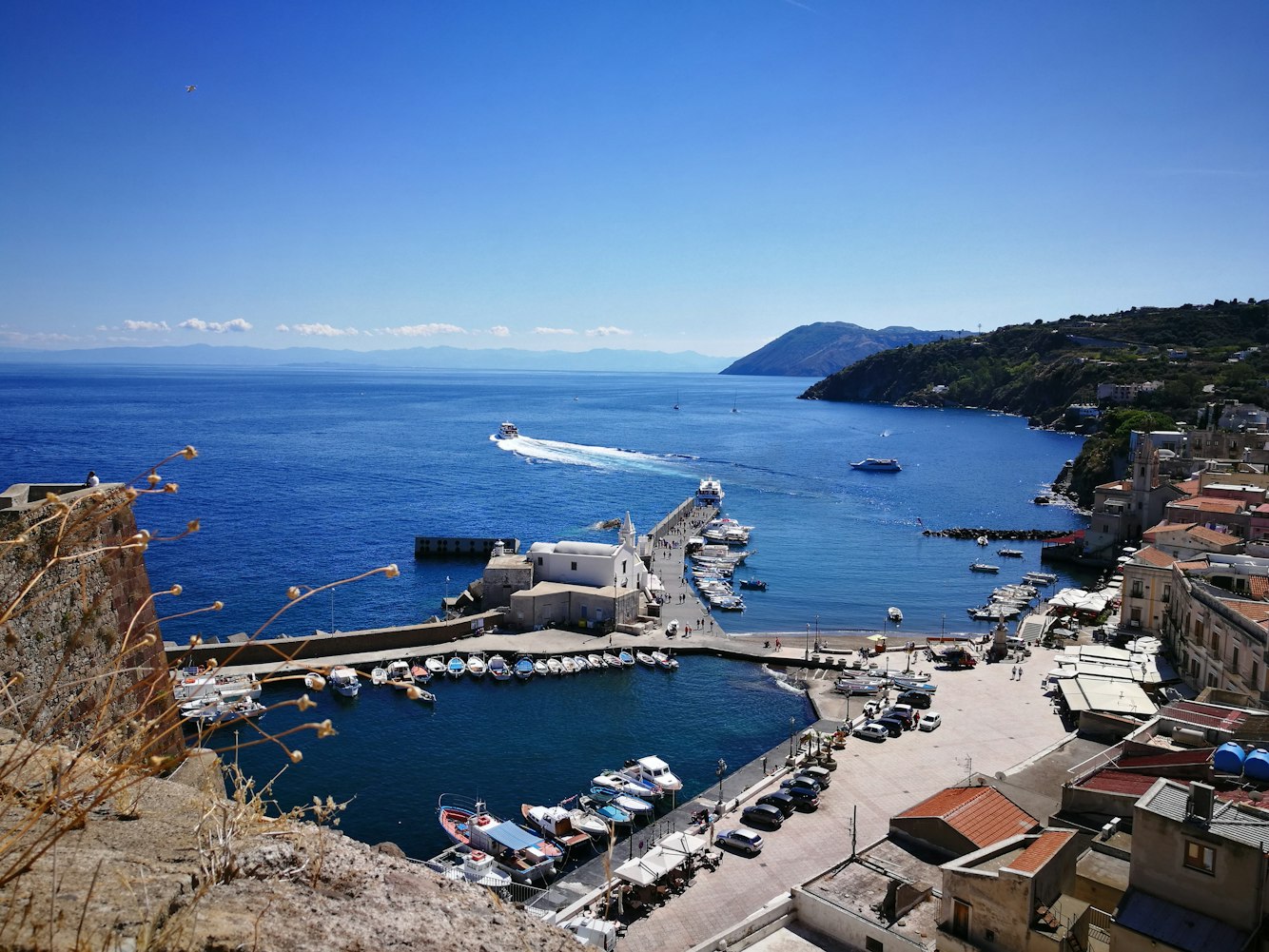 重磅消息,揭秘中国海军新里程碑——003型航母下水仪式隆重举行